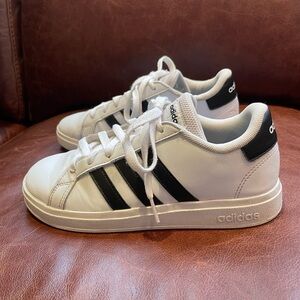 Adidas Grand Court 2.0 Sneaker Big kid size 4. Excellent condition!